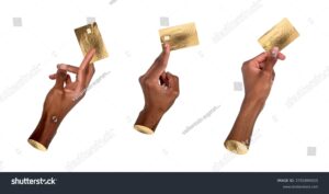 manos sosteniendo tarjeta de credito brillante