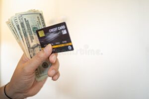Se Puede Depositar Dinero Directamente a Una Tarjeta de Crédito 7 manos sosteniendo tarjeta de credito con efectivo