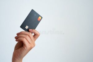 manos sosteniendo tarjeta de credito moderna