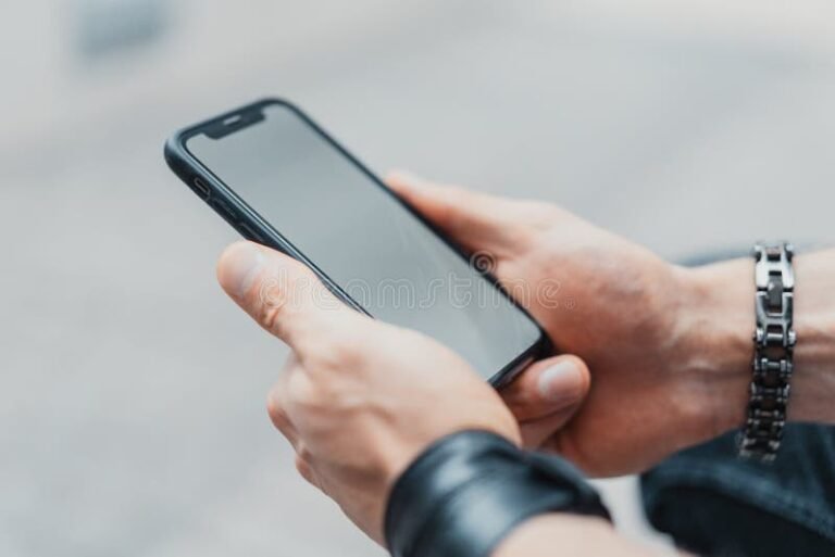 manos sosteniendo telefono movil apagado