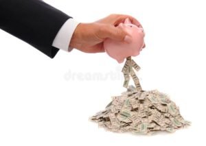 Cuál es el mejor banco para tener tu Afore y por qué 45 manos sosteniendo una alcancia con billetes