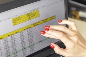 Cómo contar cuántas veces aparece un nombre en Excel fácilmente 25 manos usando computadora con hoja excel abierta