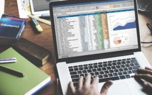 Cómo se usan ejemplos de Contar.Si en Excel para contar datos 26 manos usando excel en computadora portatil