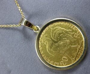 moneda centenario de oro con cadena elegante