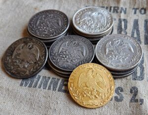 monedas de oro y plata mexicanas juntas