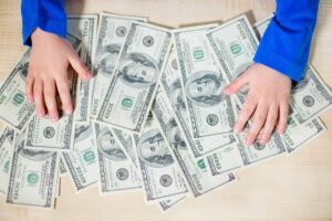 montones de billetes con mano contando dinero