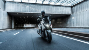 moto yamaha moderna en ciudad segura