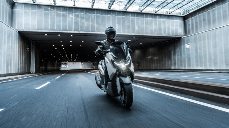moto yamaha moderna en ciudad segura