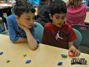 nino aprendiendo fracciones con bloques didacticos