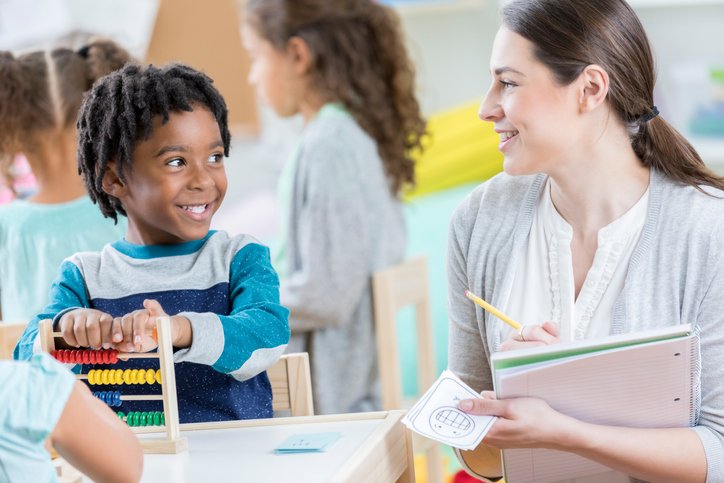 Cómo usar una lista de cotejo para evaluar operaciones básicas en clase