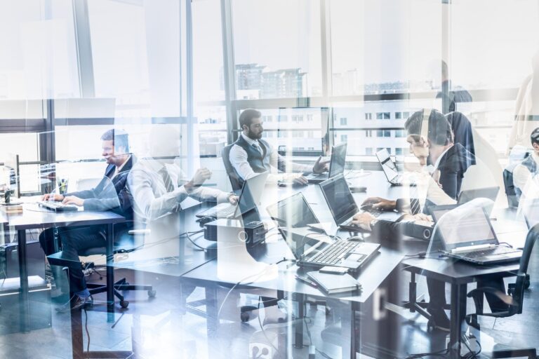 oficina corporativa moderna con equipo trabajando