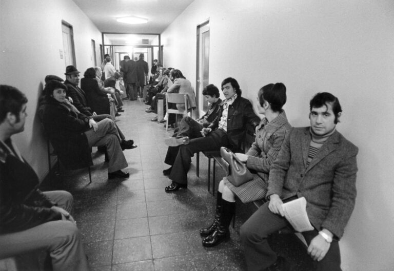 Cómo puedo postularme a la Bolsa de Trabajo en la Caja Real de Potosí 2 oficina de empleo con personas atendiendo