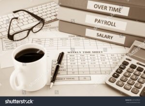 oficina de recursos humanos con nominas y calculadora