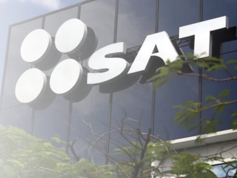 A Quiénes Hace un Llamado el SAT y Por Qué Es Importante 2 oficina del sat atendiendo a contribuyentes