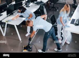 oficina moderna con empleados trabajando concentrados