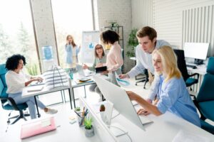 oficina moderna con equipo de trabajo colaborando