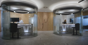 oficina moderna de atencion al cliente bancaria