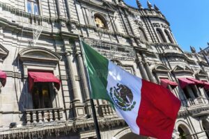 oficinas gubernamentales con banderas mexicanas