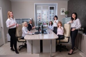 oficinas profesionales con abogados trabajando equipo