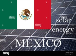 paneles solares con bandera mexicana al fondo