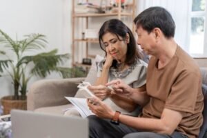 Cómo Saber Si Soy Candidato A Crédito Infonavit Fácilmente 10 pareja revisando documentos y calculadora juntos