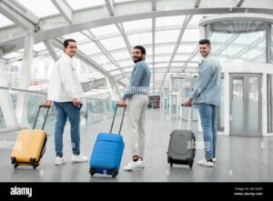 pasajero feliz con maletas en aeropuerto