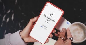 persona activando tarjeta de credito nuevab