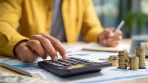 persona calculando finanzas con monedas y calculadora