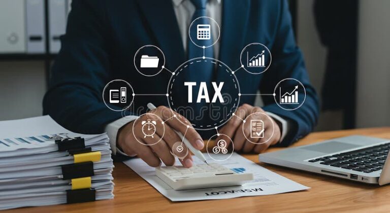 Cómo Presentar Pagos Provisionales para Personas Físicas con Actividad Empresarial 2 persona calculando impuestos con documentos financieros
