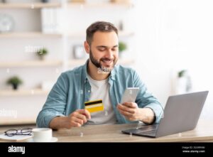 Cómo aprovechar los meses sin intereses durante El Buen Fin en México 38 persona comprando con tarjeta de credito felizmente