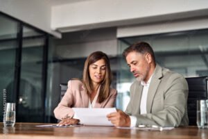 persona consultando documentos financieros en oficina