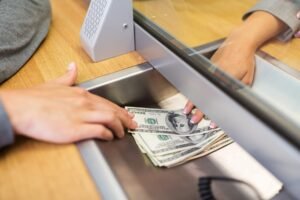 persona depositando dinero en banco mexico