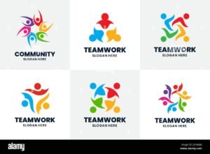 persona disenando logo con eslogan creativo