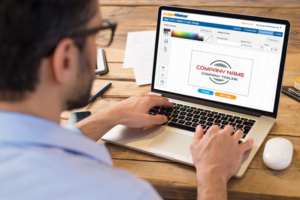 Cómo hacer un logotipo con mi nombre fácil y sin experiencia 1 persona disenando logotipo en computadora portatil