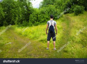 persona eligiendo dos caminos diferentes en bosque