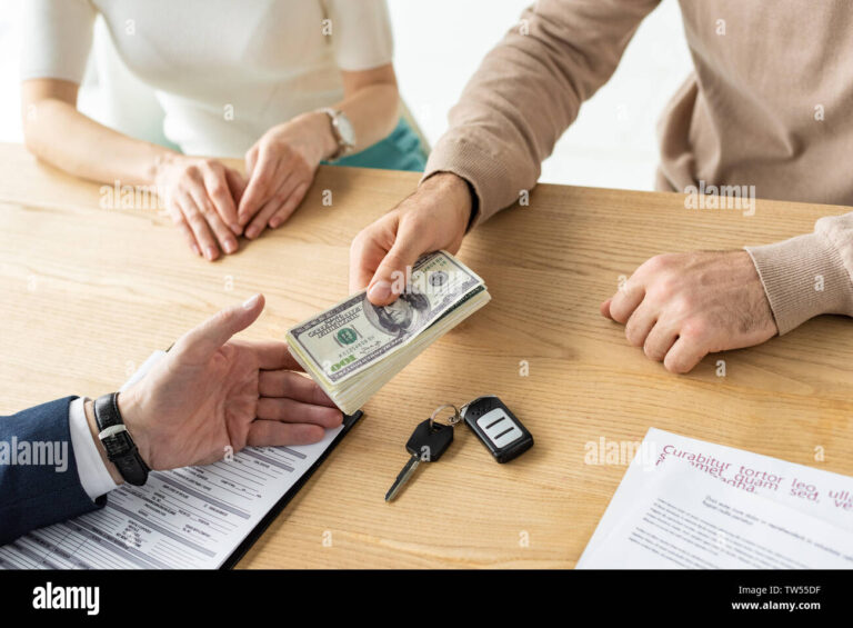persona entregando dinero al vendedor de coche