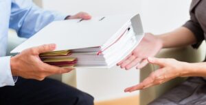 persona entregando documento de impuestos a otra