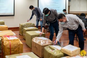 persona entregando documentos en oficina gubernamental