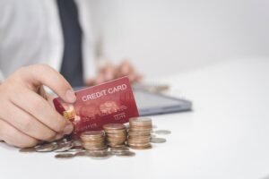 Cómo obtener un préstamo para pagar tu tarjeta de crédito rápido y seguro 13 persona entregando tarjeta de credito y dinero