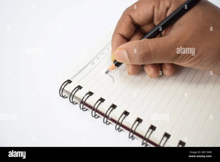 persona escribiendo en cuaderno con lapiz