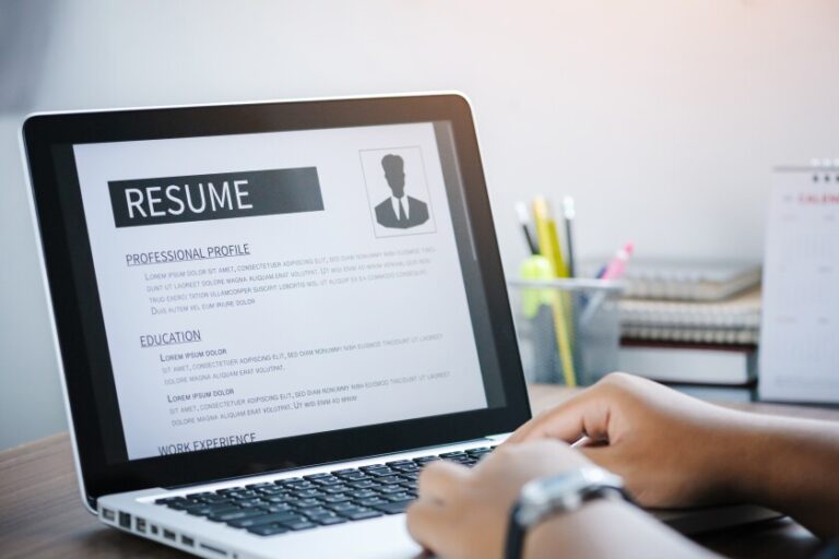 Qué Información Incluir en «Sobre Mí» para un CV Efectivo