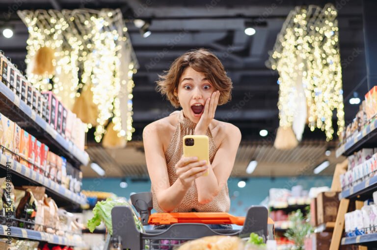 Dónde Comprar Celulares a Crédito Sin Checar Buró de Crédito 2 persona feliz comprando celular en tienda