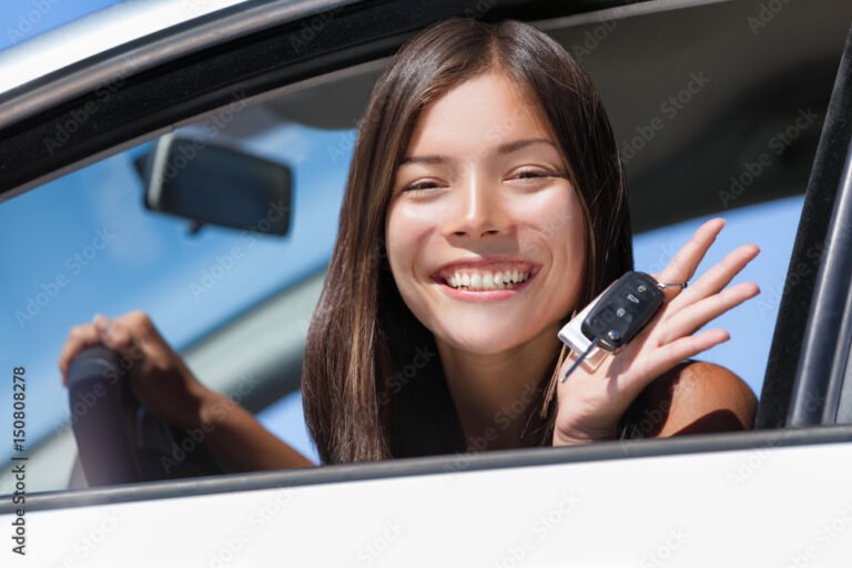 persona feliz con llaves de auto nuevas