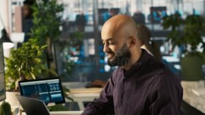 persona feliz revisando finanzas personales