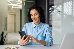 Cómo Subir Mi Score De Crédito Rápido y Seguro en México 15 persona feliz revisando reporte crediticio digital