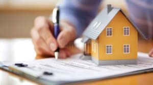 persona firmando contrato de prestamo hipotecario