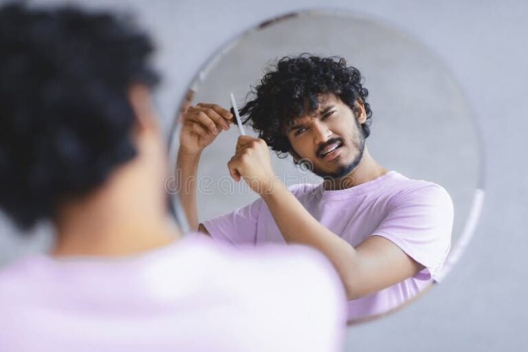 persona frente a espejo probando peinados diferentes