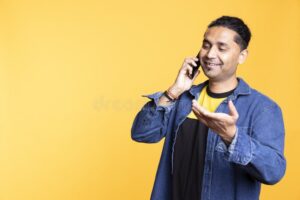 Cómo Puedo Hablar con un Asesor de Atención a Clientes Telmex 41 persona hablando por telefono con sonrisa amable