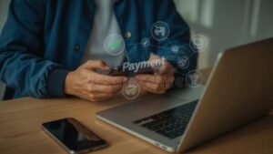 Cómo se Hace un Pago por PayPal Paso a Paso Fácilmente 14 persona haciendo pago movil con laptop abierta