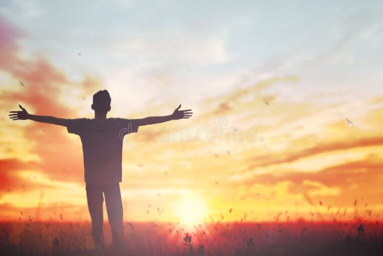persona mirando al horizonte con confianza